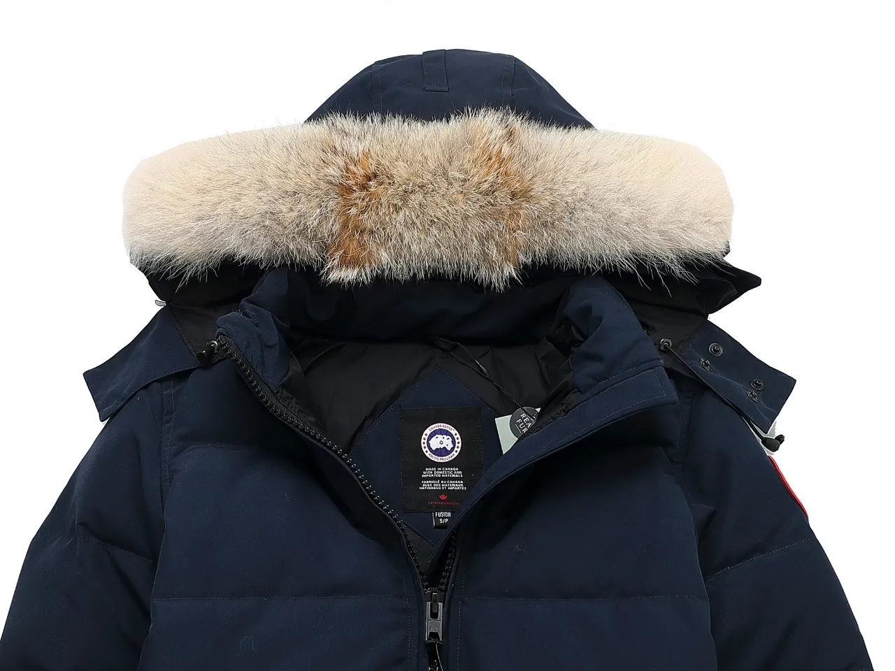P840 Canada Goose Canada Goose #Expedition04 Parker, a treasure of Canadian origin! Limited supply worldwide! Canada Goose Model 04 is a top-notch couple model. The polar cold-proof outdoor series fur collar detachable hooded parka down jacket is the first Goose in 2024. I hope my partners will like it. Peak quality. I hope everyone can identify it together! The most popular cool items of the Big Goose family in 2024 are online. The same popular product of Yi Yang Qianxi is said to be a joint limited edition Big Goose that cannot be bought in autumn and winter. If you dislike the sameness of the Big Goose in the past, then this model will definitely give you a different experience! This year's most powerful couple's collection for autumn and winter is online, a top-notch luxurious ready-to-wear style, paired with an outdoor warm down jacket with great style and charm! The most standard and classic items of the Daye family in the past two years are equipped with unique reflective stripes for embellishment, which further shows the high-end fashion performance effect. With the embellishment of hardware buckles, it has excellent performance effect. The upper body is clean, simple and elegant, even for urban leisure. It is suitable for various occasions. Designed with large pockets, this model has a large capacity and is equipped with reflective stripes, making it safer at night. It is suitable for various adventure activities. It is made of windproof and waterproof technical materials. The interior is filled with full white duck down, which is absolutely cold-proof and warm. It also has a stand-up collar design and fine fluff at the collar, with meticulous attention to detail! The charm of this model is also more spiritual, and the upper body has more temperament and specifications. It perfectly shows the ultra-high standard of fashionable performance of this model, integrating outdoor and life, and you can even create high-street wear! The most pinnacle limited-edition goose that we have presented so far, both in terms of design and detailed materials, it is completely outstanding. The grand and evergreen version design is matched with cool reflective elements. The overall appearance can be said to be quite high, and it has that kind of powerful outdoor performance! It combines high-end casual attributes with high-street style. It is high-grade, domineering, warm, and beautiful. The visibility of the upper body is quite strong, and the configuration of the owl element is highly brand-recognizable. The overall brand performance and visual effects are fully enhanced, and it also has the high-end sense of fashion and fashionable performance. It is a must-buy product because this is the most awesome down brand on the earth and one of Canada's three national treasure brands. It is also a very sentimental down luxury brand. In the field of polar cold-proof clothing, goose has made an irreplaceable contribution.. SIZE: XS S M L XL XXL Color: black, off-white, red, navy blue, gray